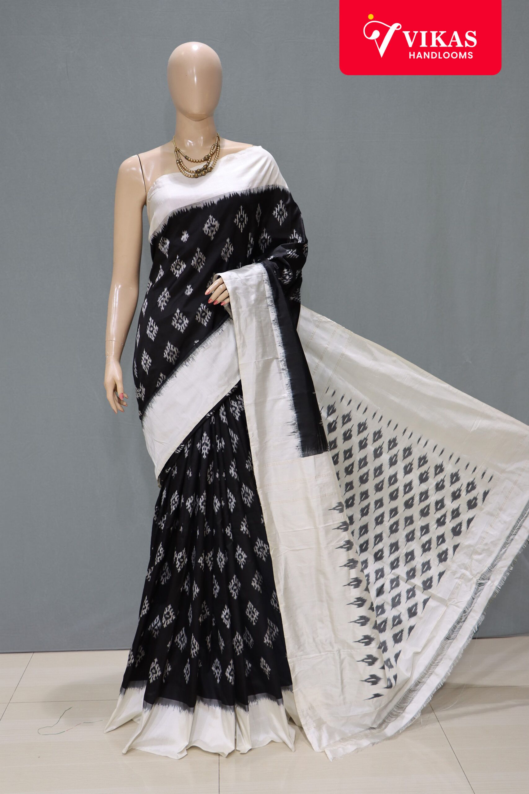 Pochampally Ikat Saree Black